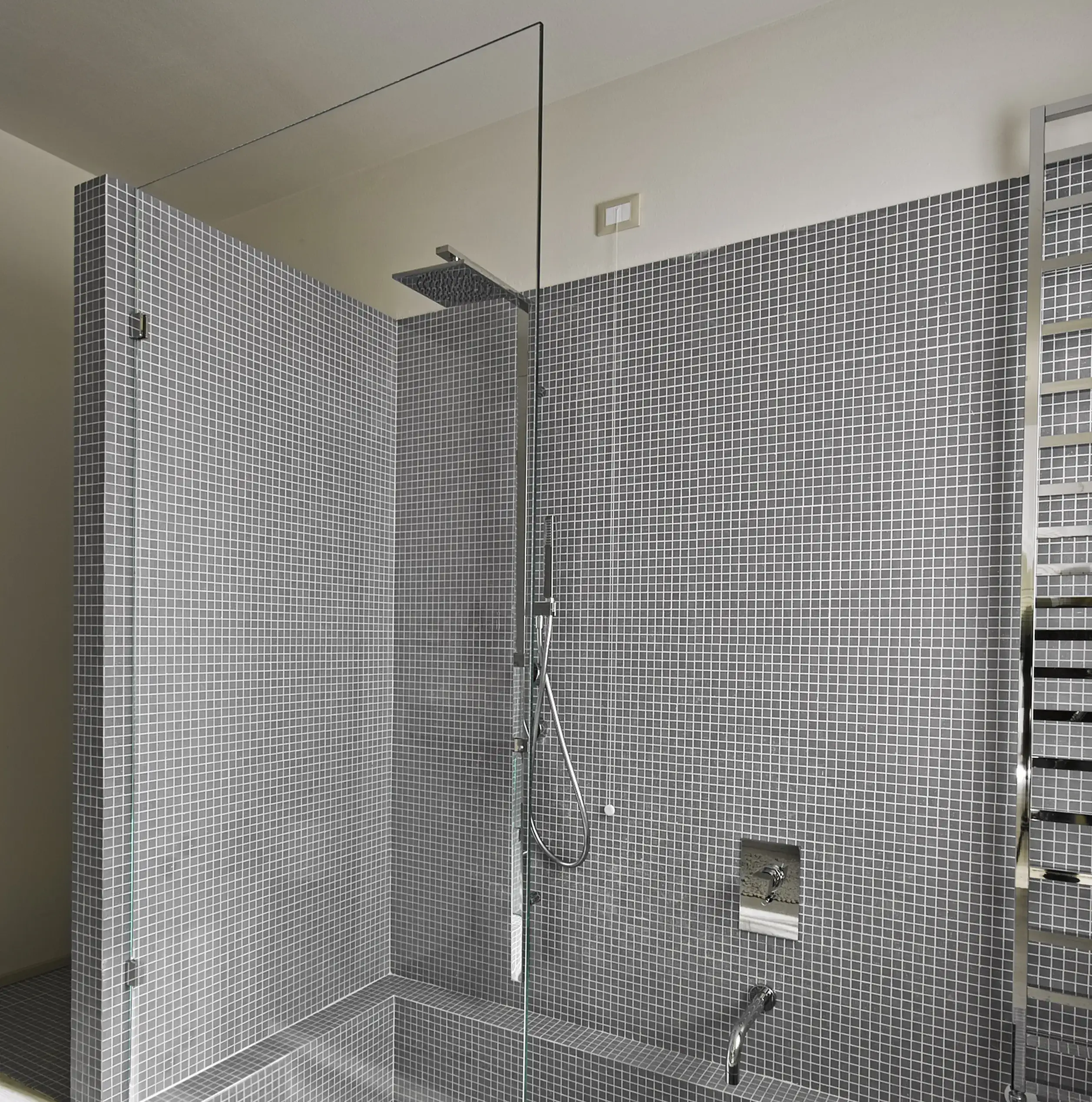 cabina-dus-fixa-stil-minimalist-baie-moderna